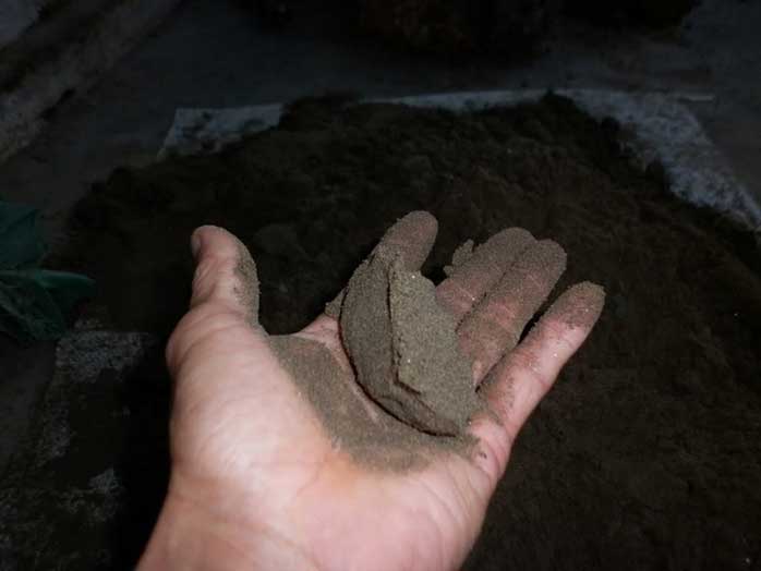 Nếu là cát bẩn thì lòng bàn tay sẽ dính bùn, đất sét hay các tạp chất